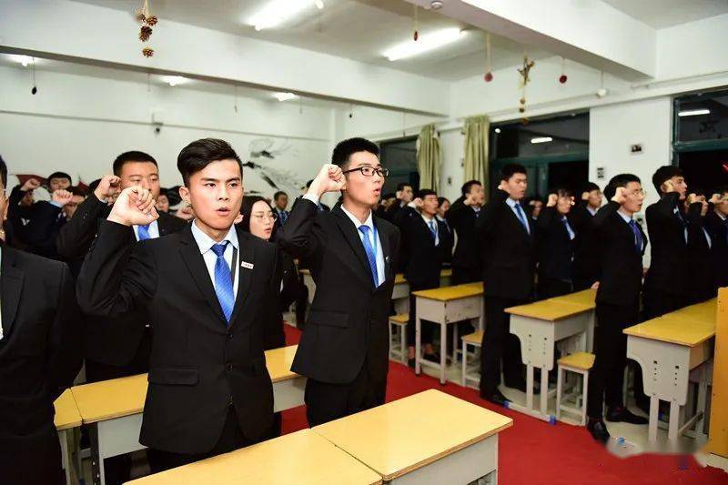 ”八維教育培訓(xùn)學(xué)校”/