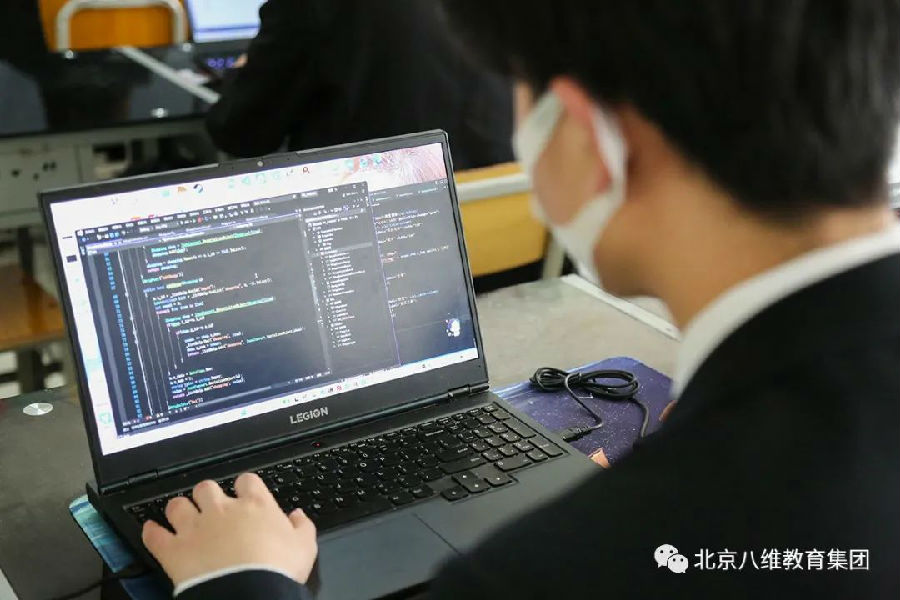 走進八維學院游戲開發培訓專業成為前沿技術型人才