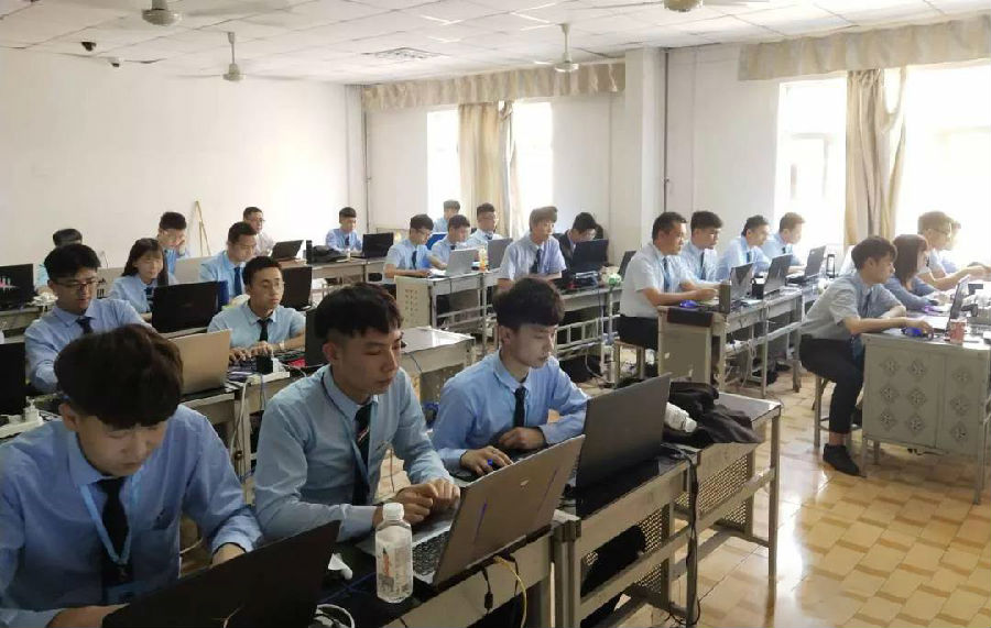 八維學校前沿IT技術培訓強增進學子職場高端就業(yè)