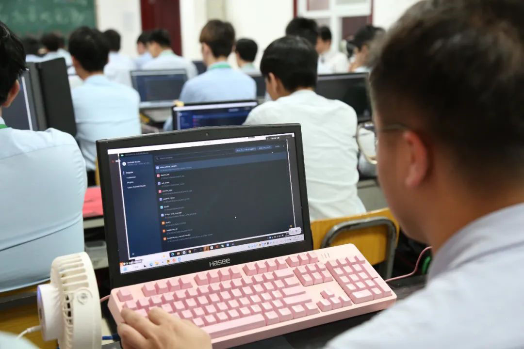 八維學校校企合作實踐培養未來社會所需數據人才