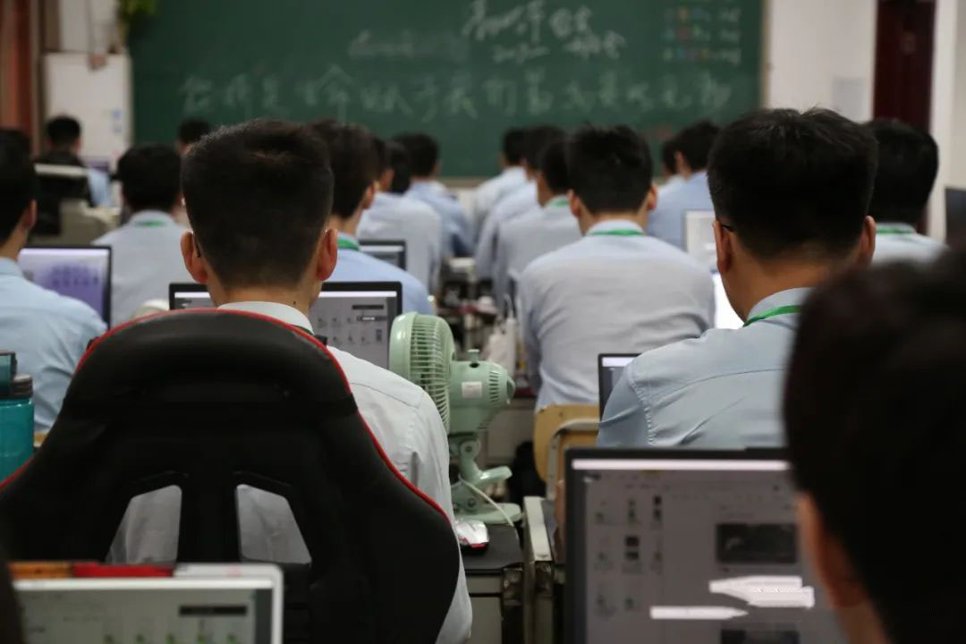 八維學校校企合作實踐培養未來社會所需數據人才