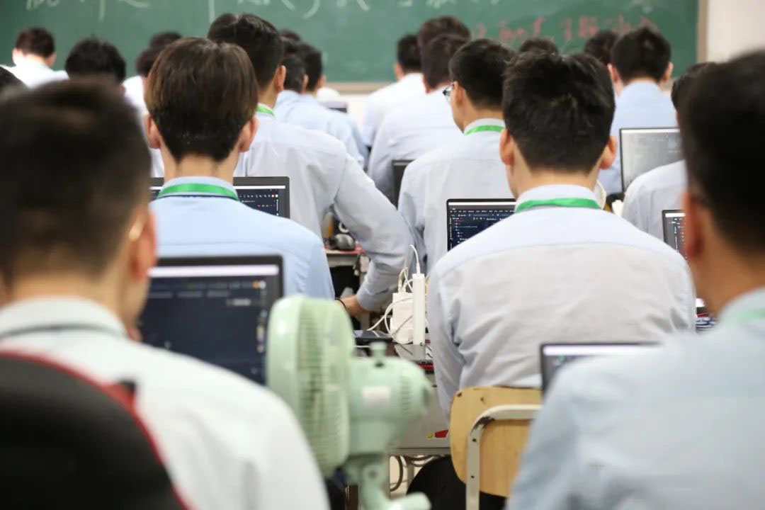八維學校提高學生數字技術運用能力引領迎接數字化時代