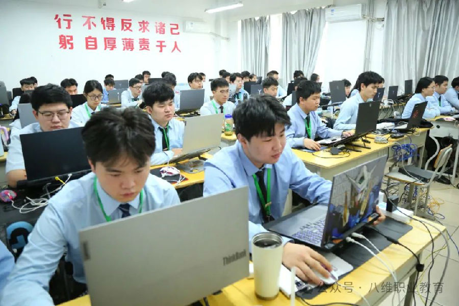 八維職業學校國際新媒體專業直播運營管理實戰班開班啦