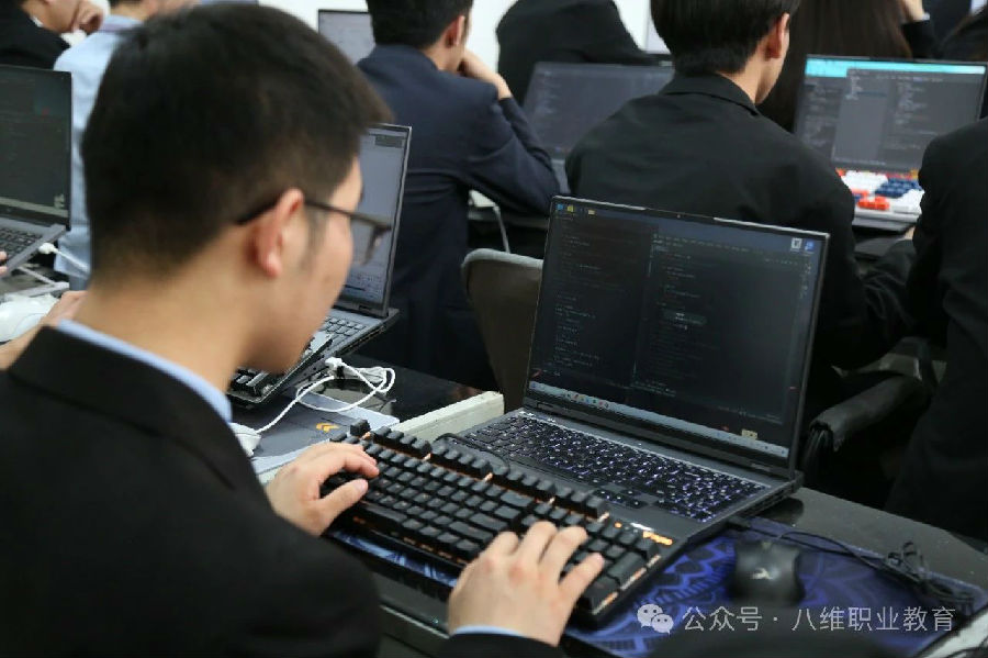 江蘇宿遷八維學校解鎖大學生數(shù)字技能開啟未來科技大門