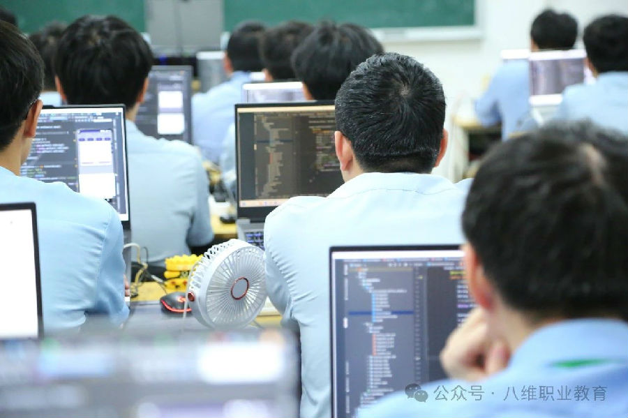 八維職業學校解鎖AI未來之門揚帆起航智慧教育新篇章