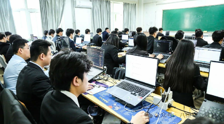 八維職業學校數字浪潮下的育才先鋒培育未來科技領航者
