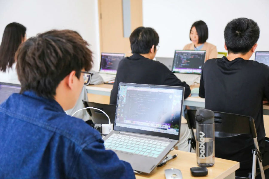 八維職業(yè)學(xué)校憑硬實力持續(xù)獲企業(yè)青睞職業(yè)新篇由此開啟