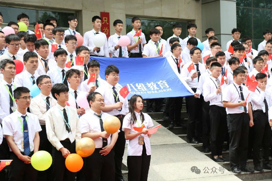 八維職業(yè)學(xué)校解鎖數(shù)字領(lǐng)域未來科技密碼鍛造數(shù)字精英的璀璨之路