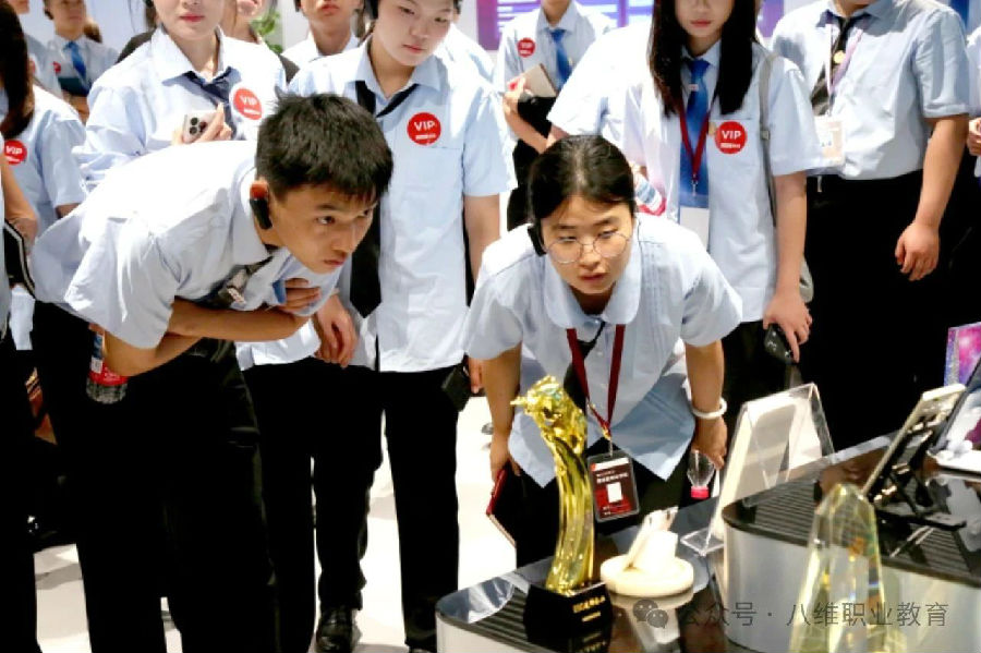 八維職業(yè)學(xué)校開啟智慧職業(yè)新時代的華麗篇章點亮職業(yè)前行的新征程