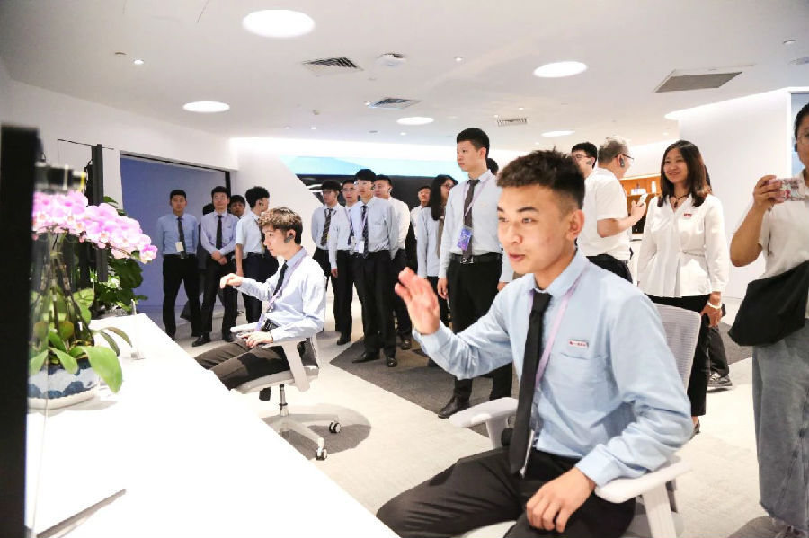 八維職業學校解鎖人工智能科技前沿新密碼照亮未來科技的無垠征途