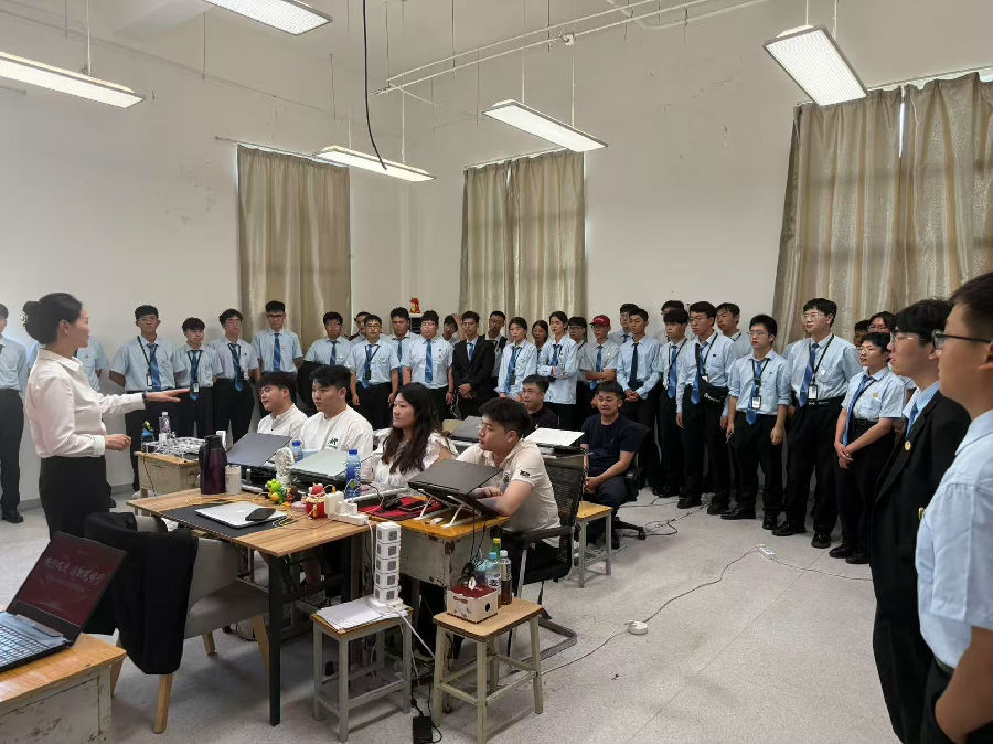 八維職業(yè)學(xué)校深度探索人工智能產(chǎn)教融合教育理念引領(lǐng)智慧教育變革