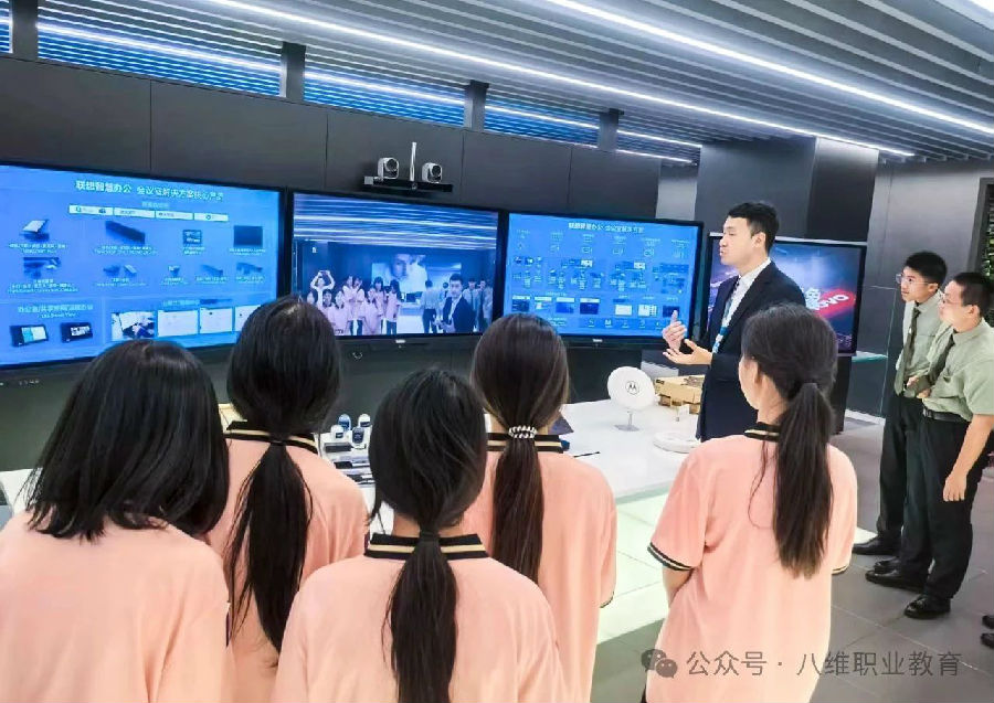 八維職業學校點燃人工智能領域科技夢想引領學子探索開啟未來職場精英道路