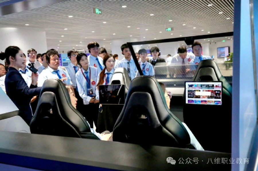 八維職業學校點燃人工智能領域科技夢想引領學子探索開啟未來職場精英道路