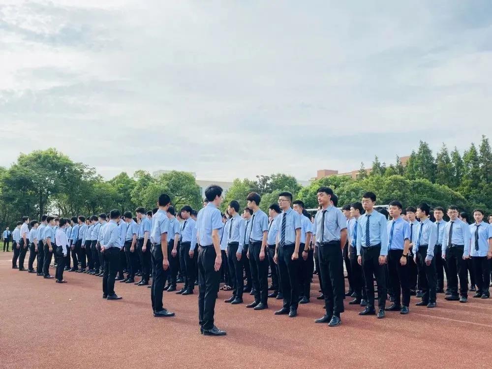 江蘇宿遷八維學校：大學生就業的金色橋梁，點亮職業成功之路！