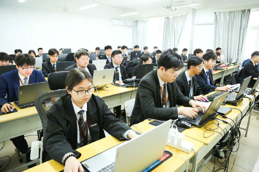 八維職業學校：點燃人工智能夢想，鑄就未來輝煌之路！