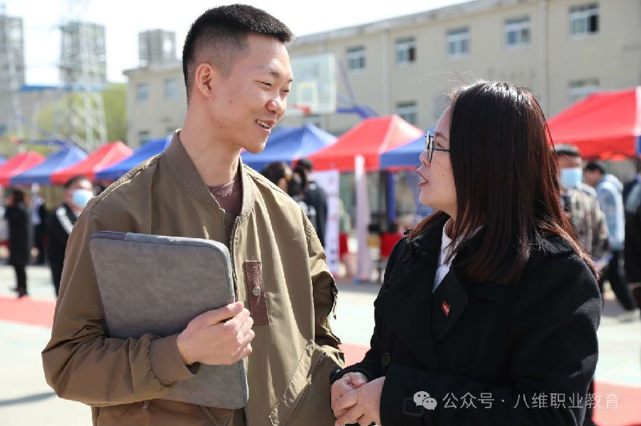 八維職業學校：就業征途上的最佳拍檔，攜手共創輝煌未來！