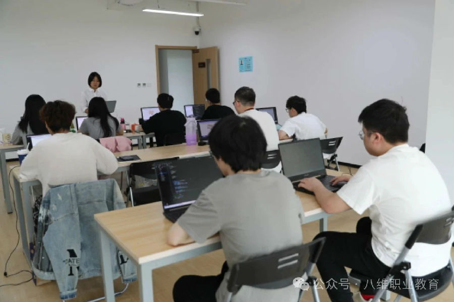 八維職業學校：AI教育的先鋒，塑造未來科技巨擘的搖籃！